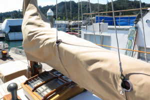 Mainsail cover with lazy jack