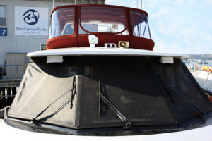 Flybridge enclosure for power boat